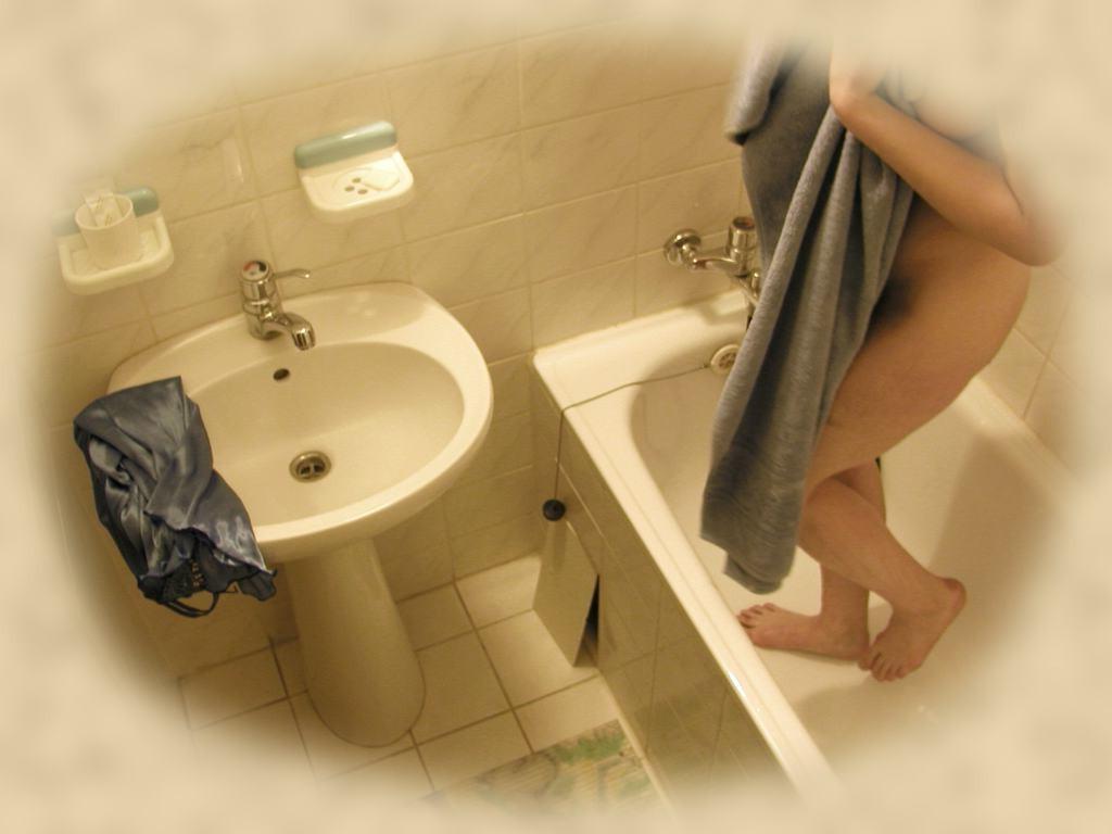 16P Unsuspecting babe filmed with hidden camera in the shower