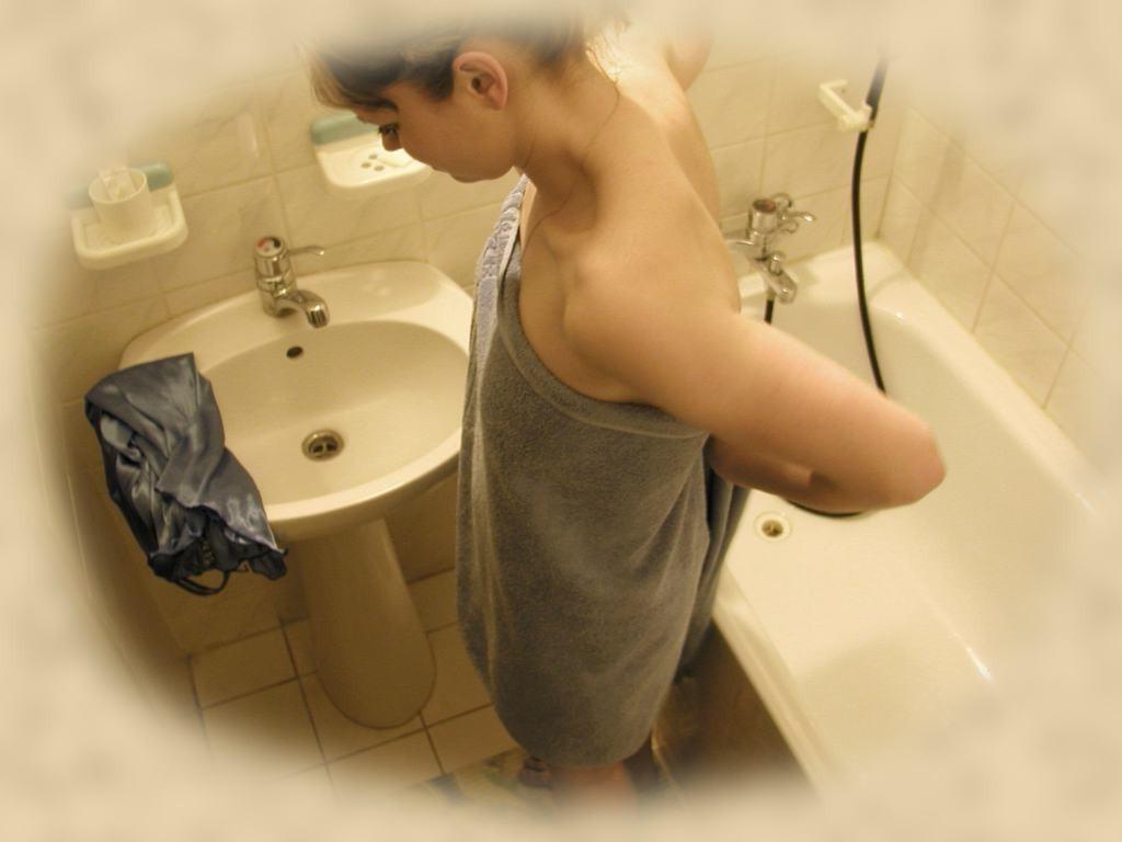 16P Unsuspecting babe filmed with hidden camera in the shower