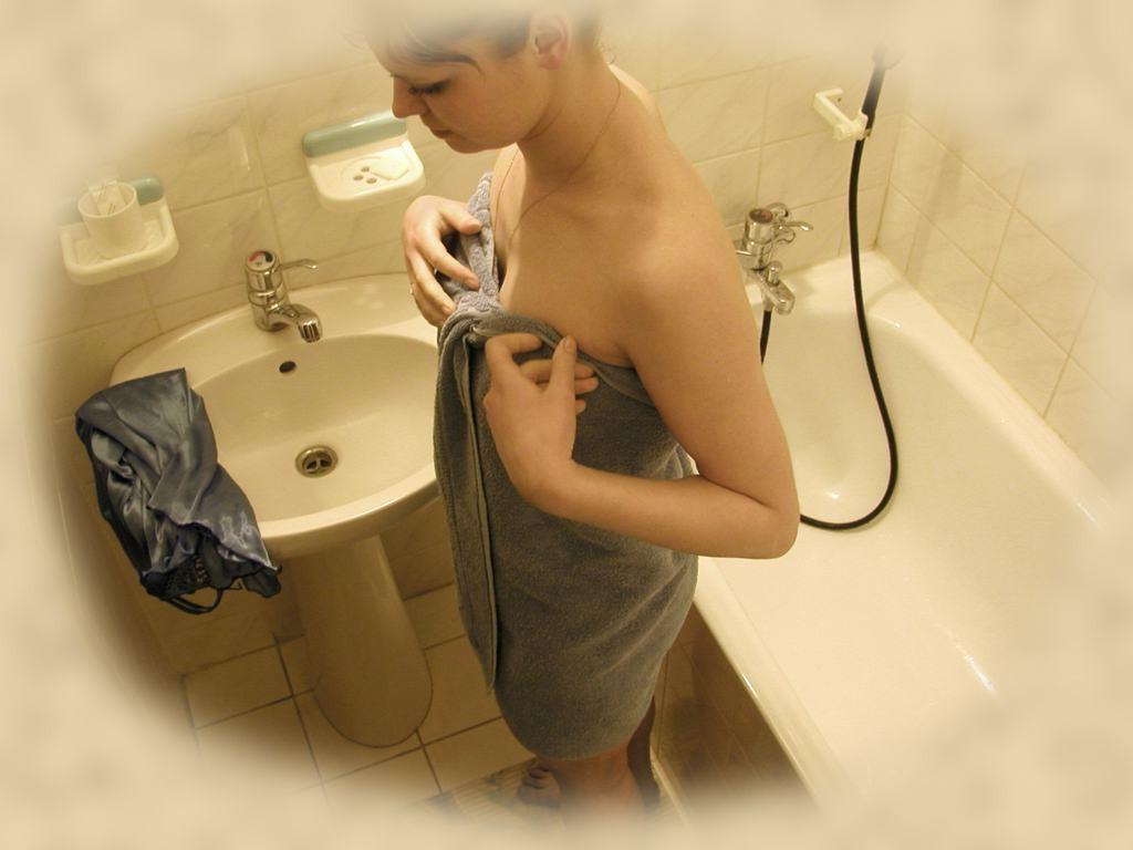 16P Unsuspecting babe filmed with hidden camera in the shower