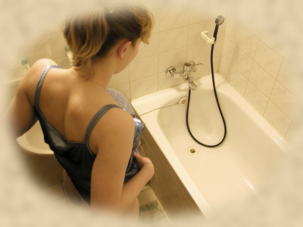 16P Unsuspecting babe filmed with hidden camera in the shower