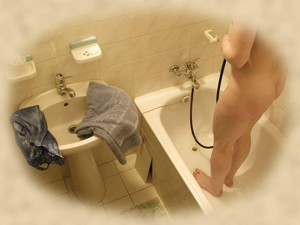 16P Unsuspecting babe filmed with hidden camera in the shower