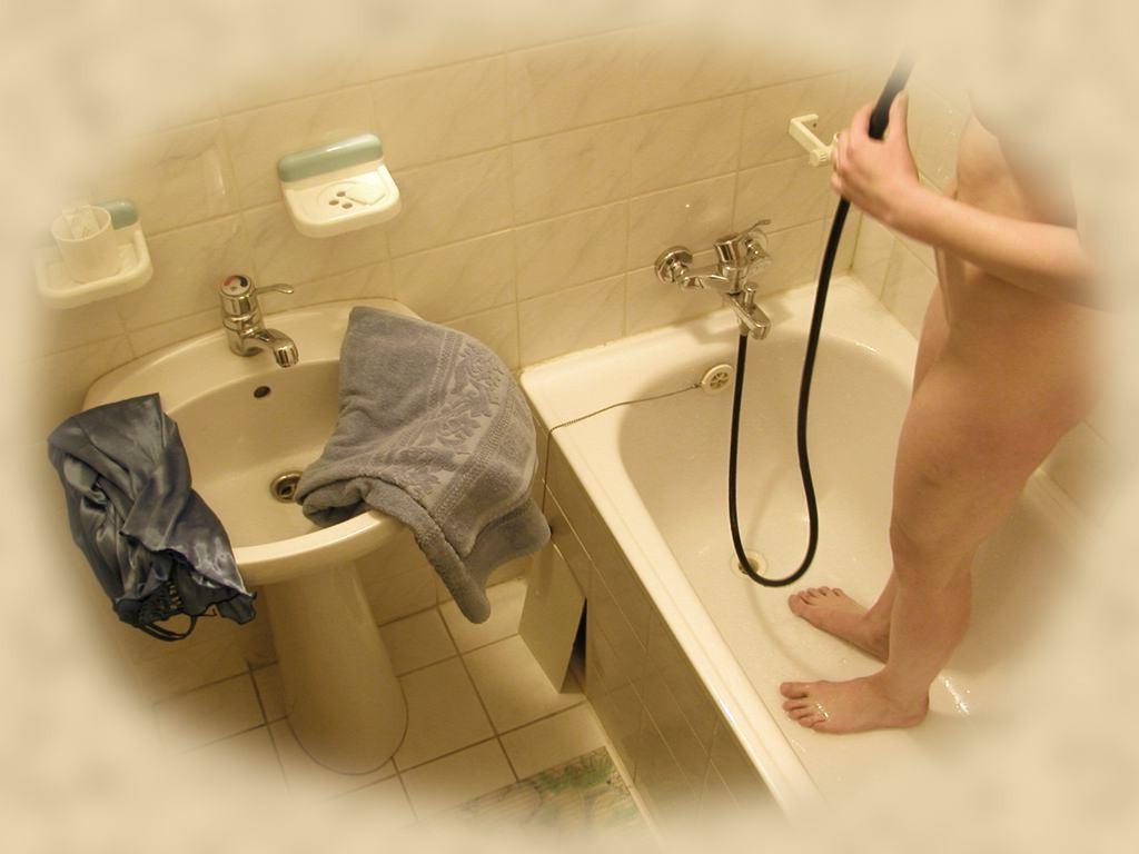 16P Unsuspecting babe filmed with hidden camera in the shower