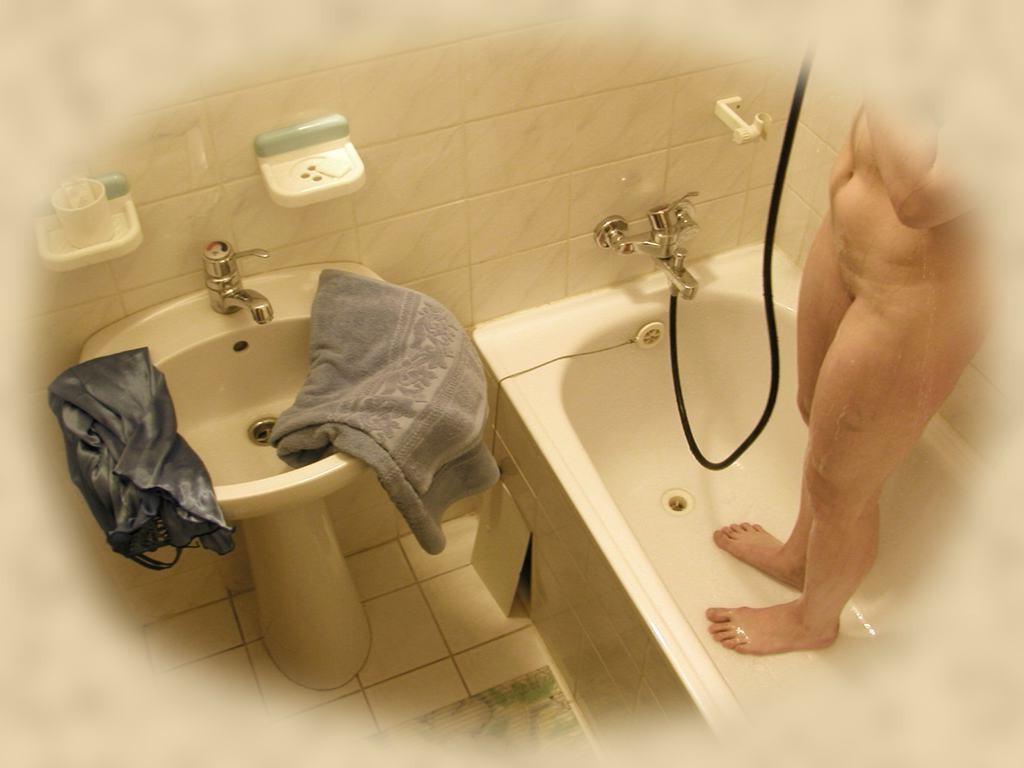 16P Unsuspecting babe filmed with hidden camera in the shower