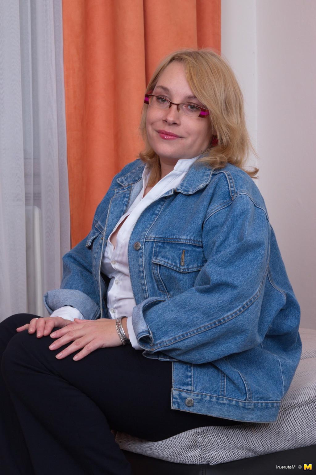 16P Chubby mature lady getting ready to play with her toys