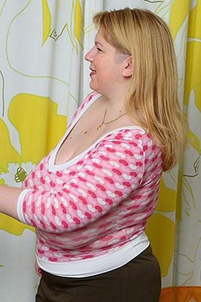 12P The horny BBW gets busy with her masseur and after sex he cums on her fat tittie