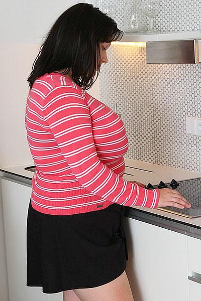 12P She met him online and an invitation back to her place turns into a good fat fuc
