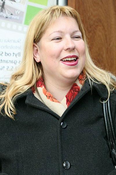 12P She comes home with him after a chat at the mall and he shows her fat pussy a ha
