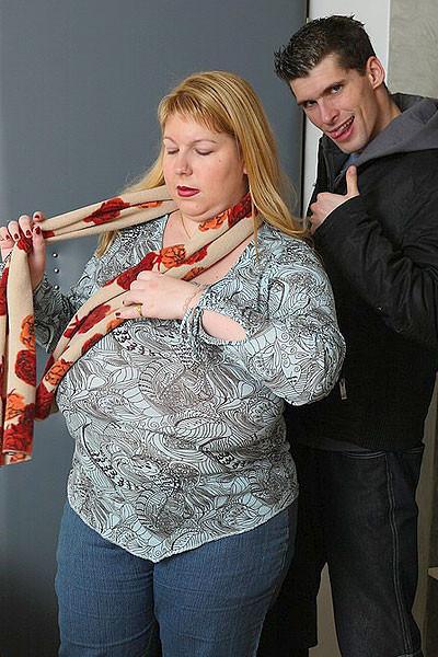 12P She comes home with him after a chat at the mall and he shows her fat pussy a ha