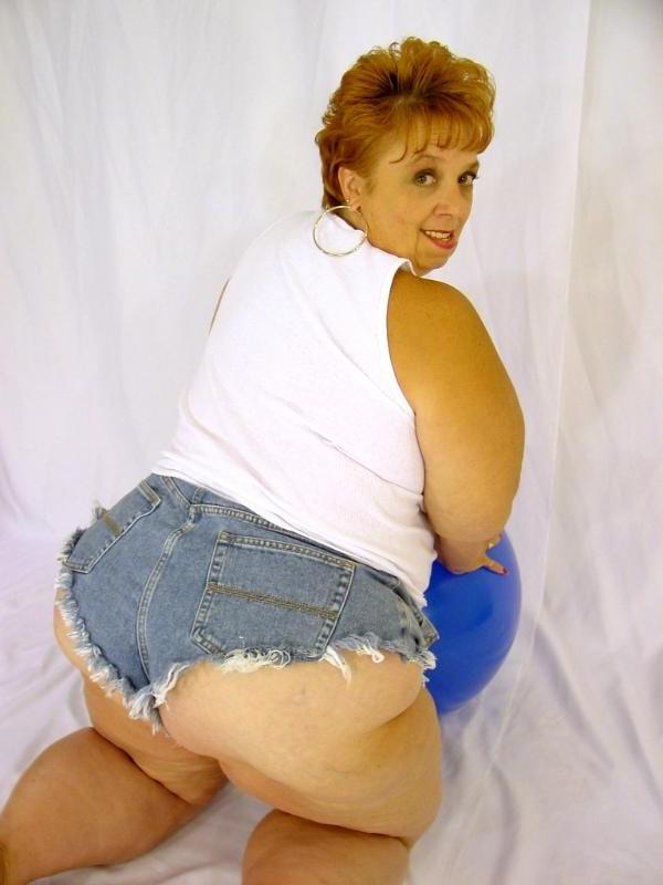 12P horny old babe stripping her fat sweet twat