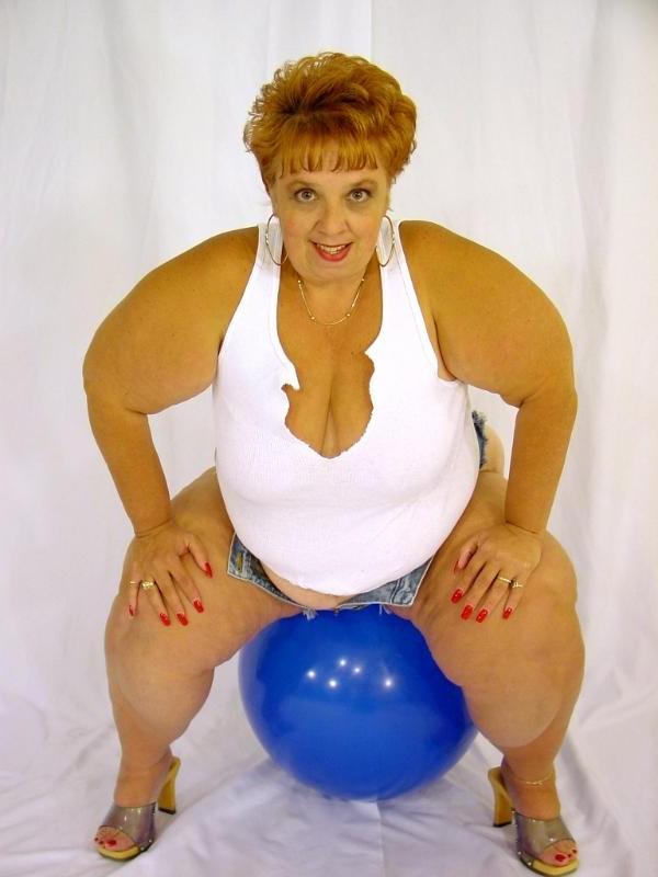 12P horny old babe stripping her fat sweet twat