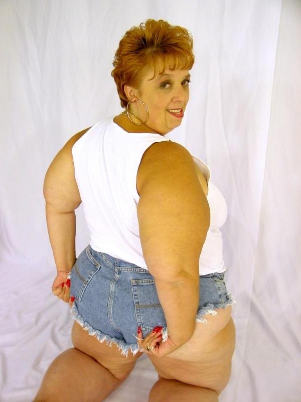 12P horny old babe stripping her fat sweet twat