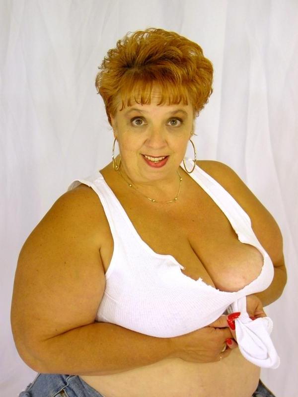 12P horny old babe stripping her fat sweet twat