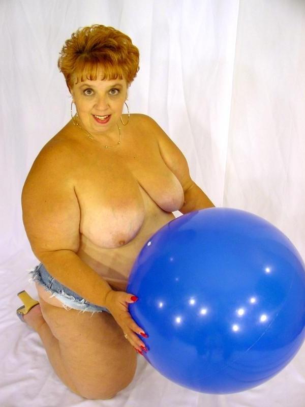 12P horny old babe stripping her fat sweet twat