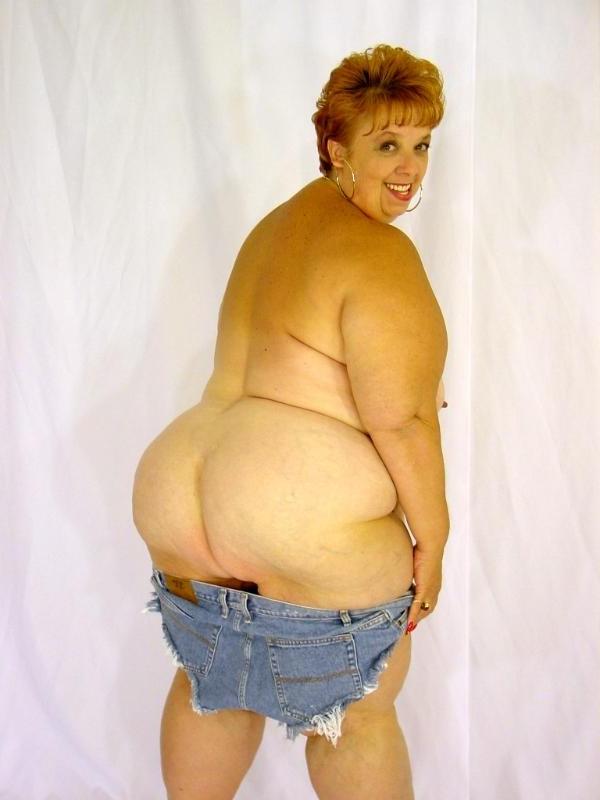 12P horny old babe stripping her fat sweet twat