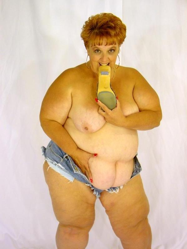 12P horny old babe stripping her fat sweet twat