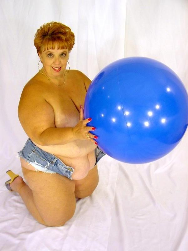 12P horny old babe stripping her fat sweet twat