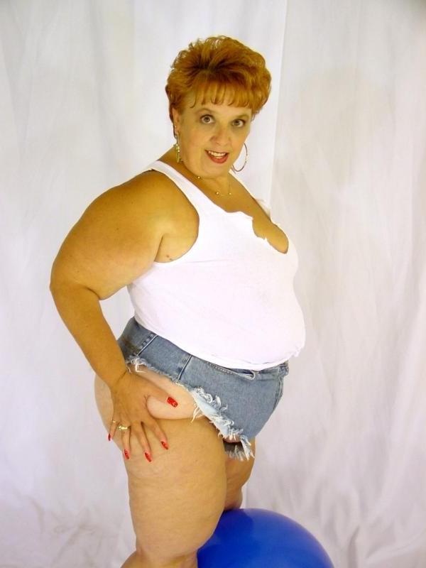 12P horny old babe stripping her fat sweet twat