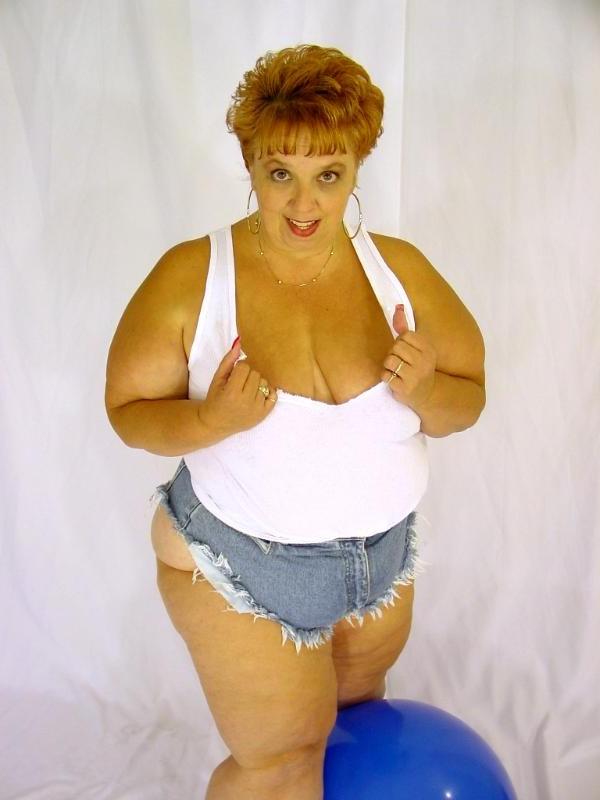 12P horny old babe stripping her fat sweet twat
