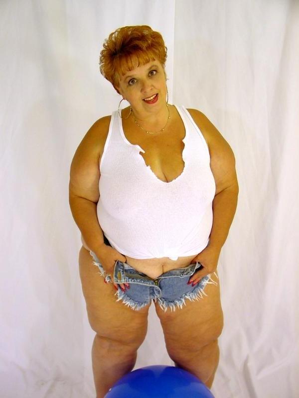 12P horny old babe stripping her fat sweet twat