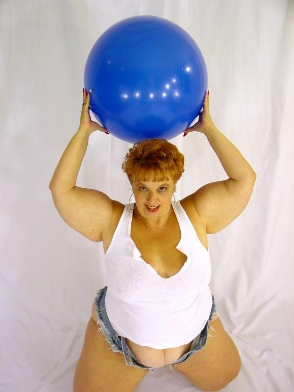 12P horny old babe stripping her fat sweet twat