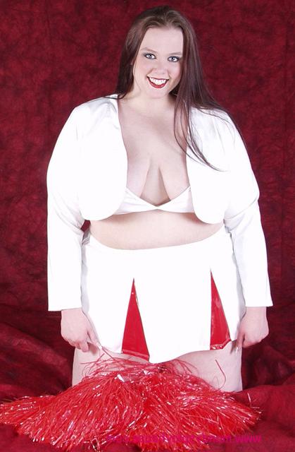 15P Fat cheerleader posing nude to make the team