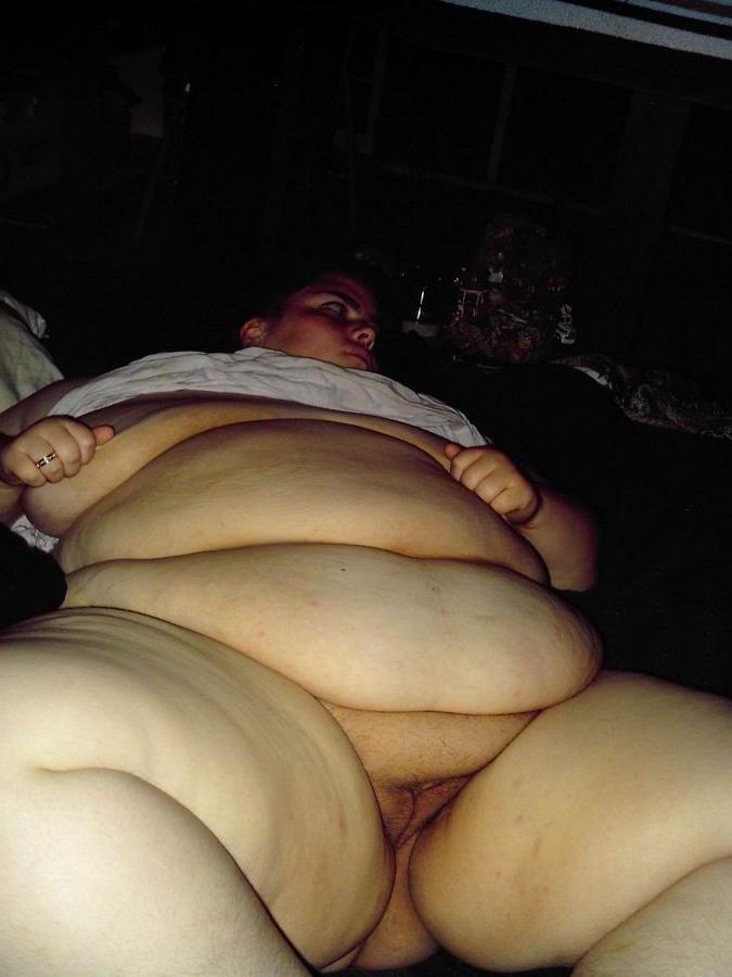 20P Huge amateur babe bathing
