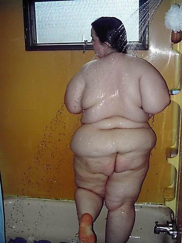 20P Huge amateur babe bathing