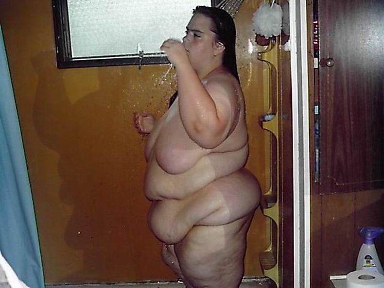 20P Huge amateur babe bathing