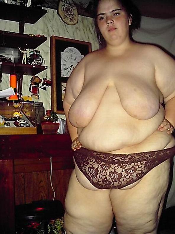20P Huge amateur babe bathing