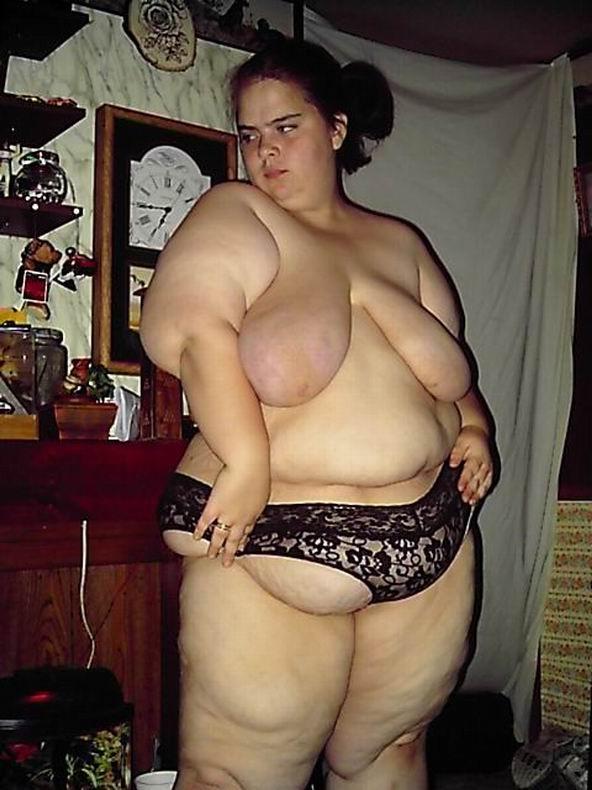 20P Huge amateur babe bathing