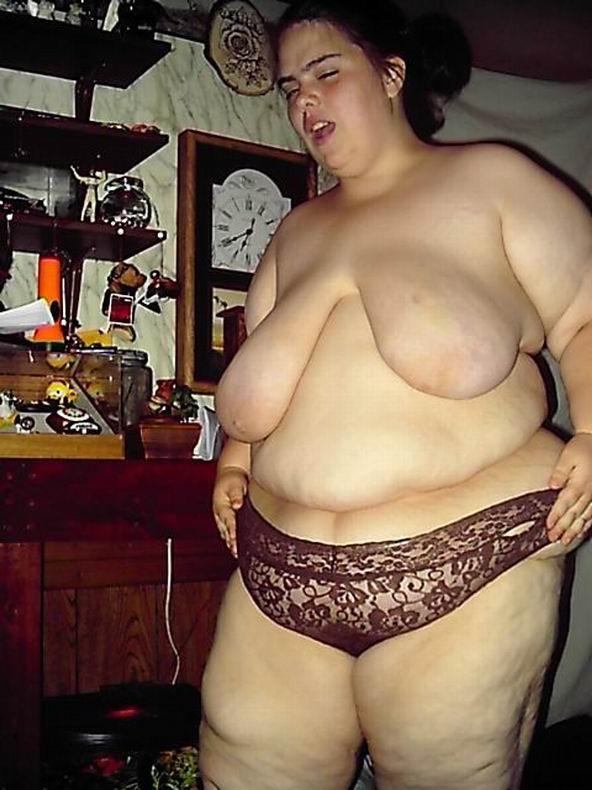 20P Huge amateur babe bathing