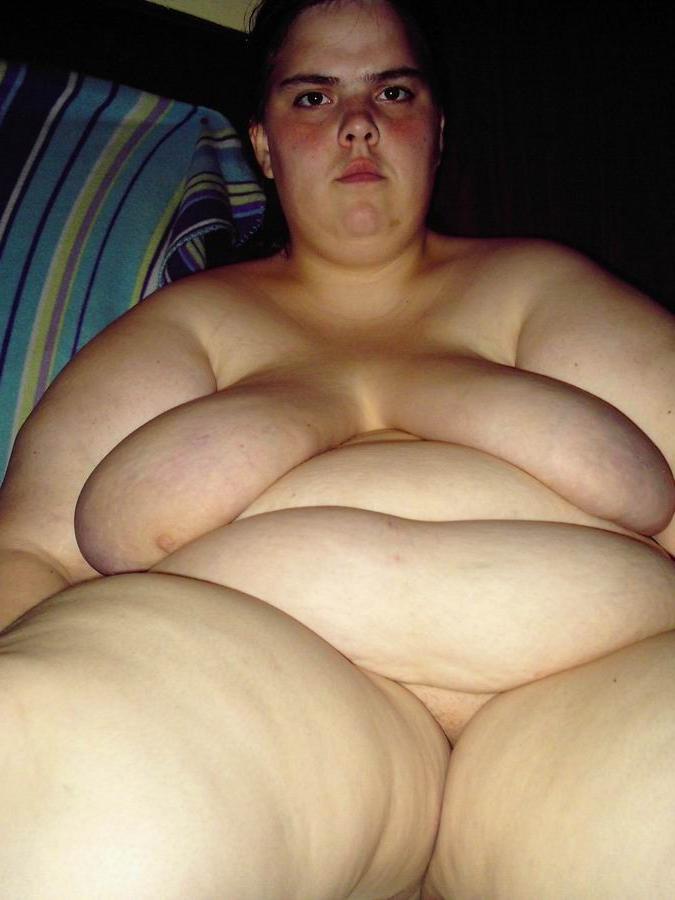 20P Huge amateur babe bathing