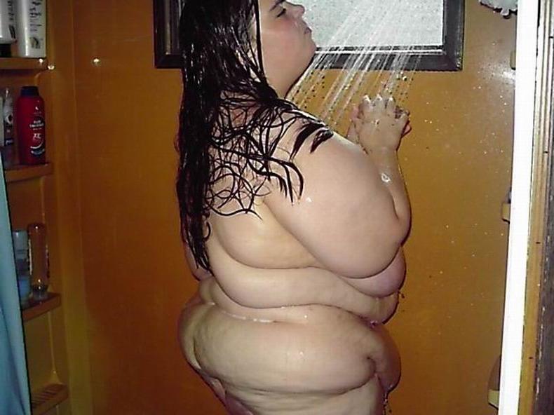 20P Huge amateur babe bathing