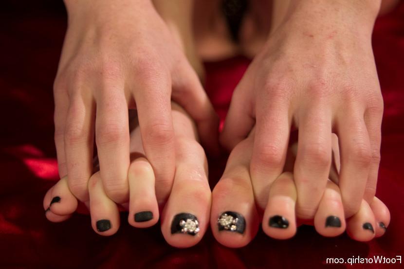 15P An Uninhibited Lesbian Foot Fetish Fantasy!