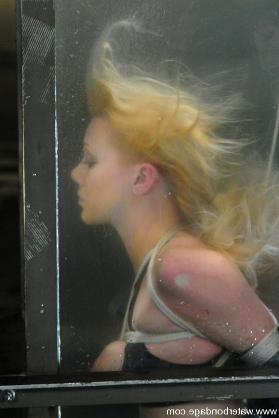 15P Die sexy junge Blondine Samantha Sin wird gefesselt, bespritzt, eingetaucht und gefickt