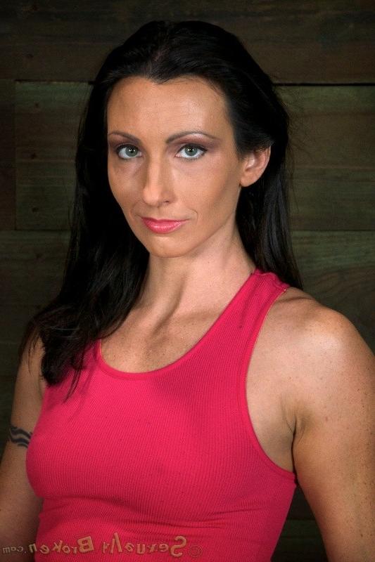16P Wenona is a former runway model, gymnast and college athlete. Now she is a fresh