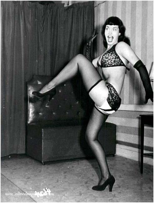 16P Pretty pinup star Bettie Page posing naked in the fifties