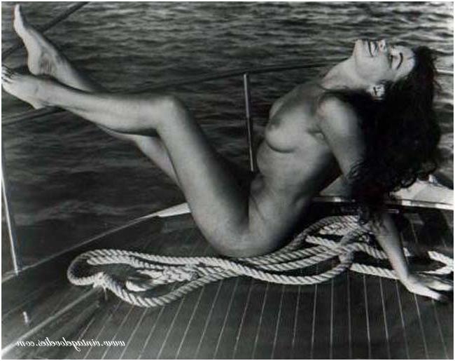 16P Pretty pinup star Bettie Page posing naked in the fifties
