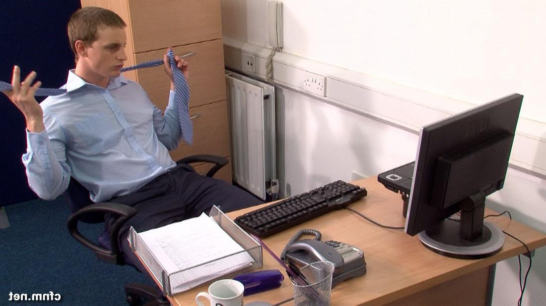 10P Female colleagues planning a surprise birthday party