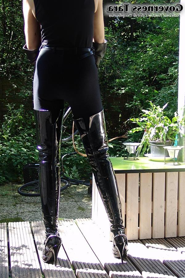 20P Beautfiul but strict mistress is posing in tigh high boots