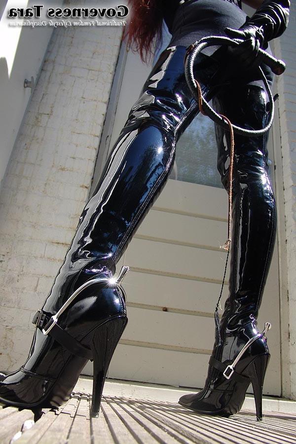 20P Beautfiul but strict mistress is posing in tigh high boots