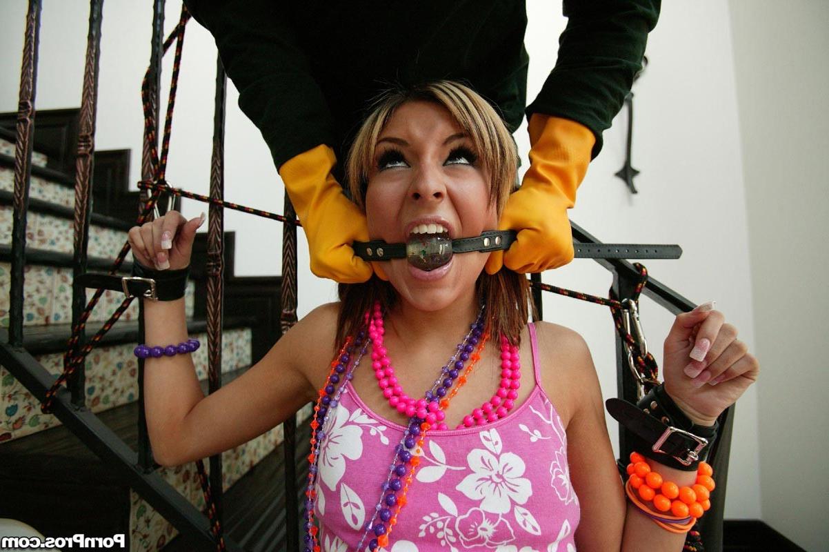 16P Süßes Babe wird gefesselt und missbraucht