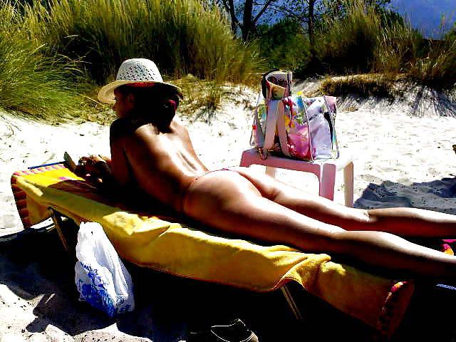 6P Wife naked on public beech