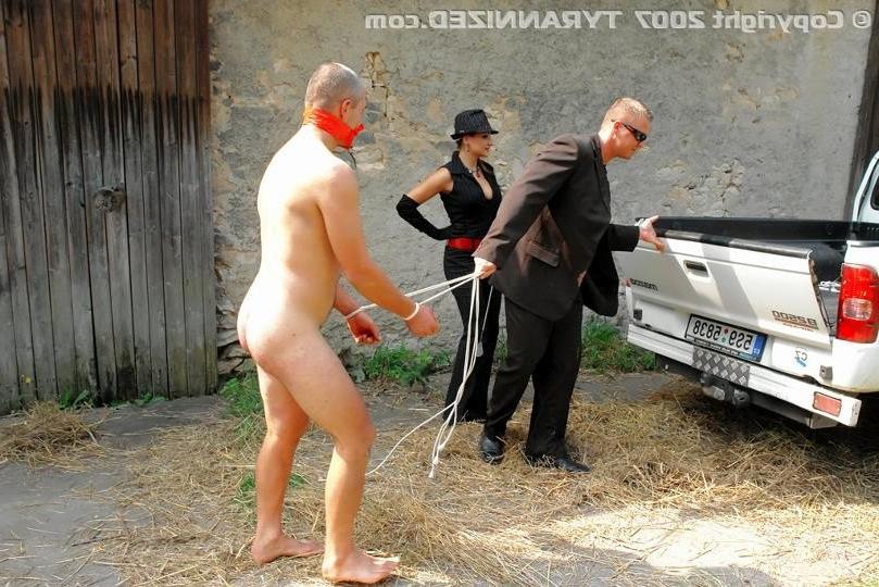 19P Unglücklicher Kerl wird von Gangsterherrin gefangen genommen und misshandelt