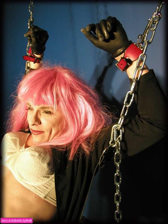 16P Mistress chains and gags her girlie man