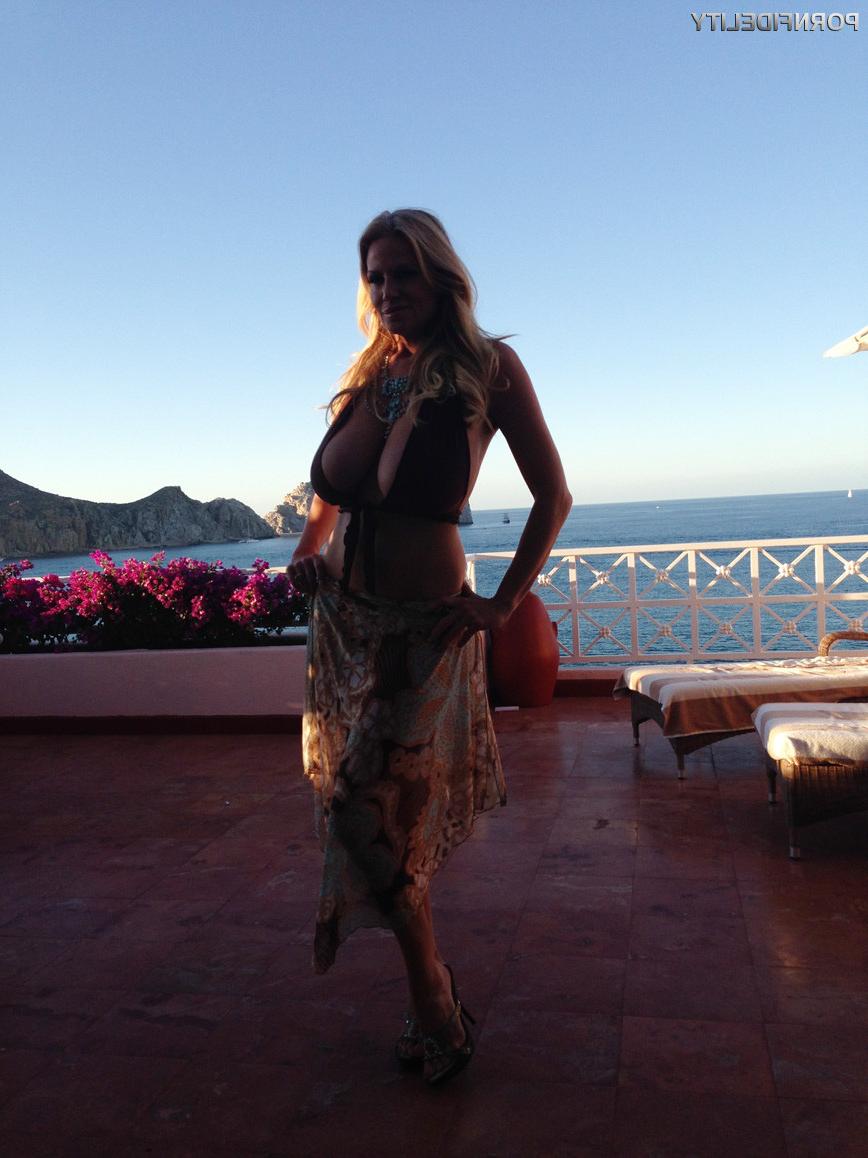 15P Kelly Madison naked at her vacation