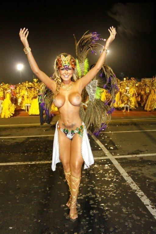 20P Brazilian Andressa Urach showing off her hot Beach Body