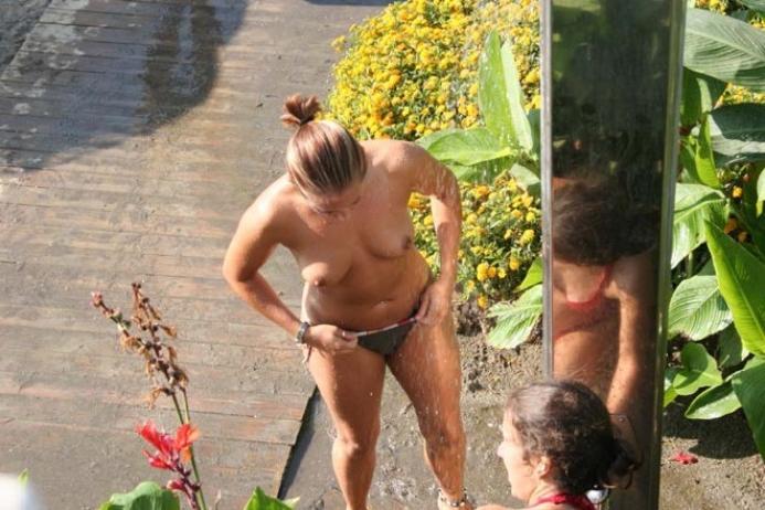 15P Long haired hottie shows her goods at the beach