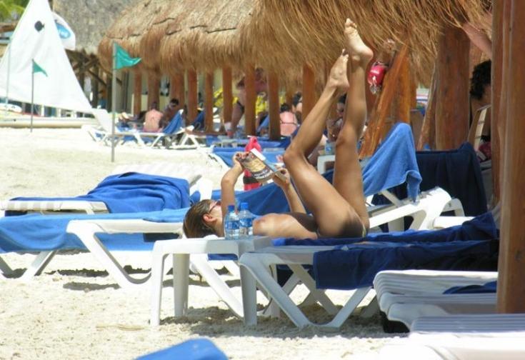 15P Long haired hottie shows her goods at the beach