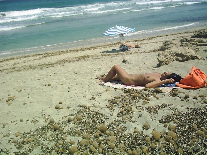 15P Curvy young nudist lets the sun kiss her body